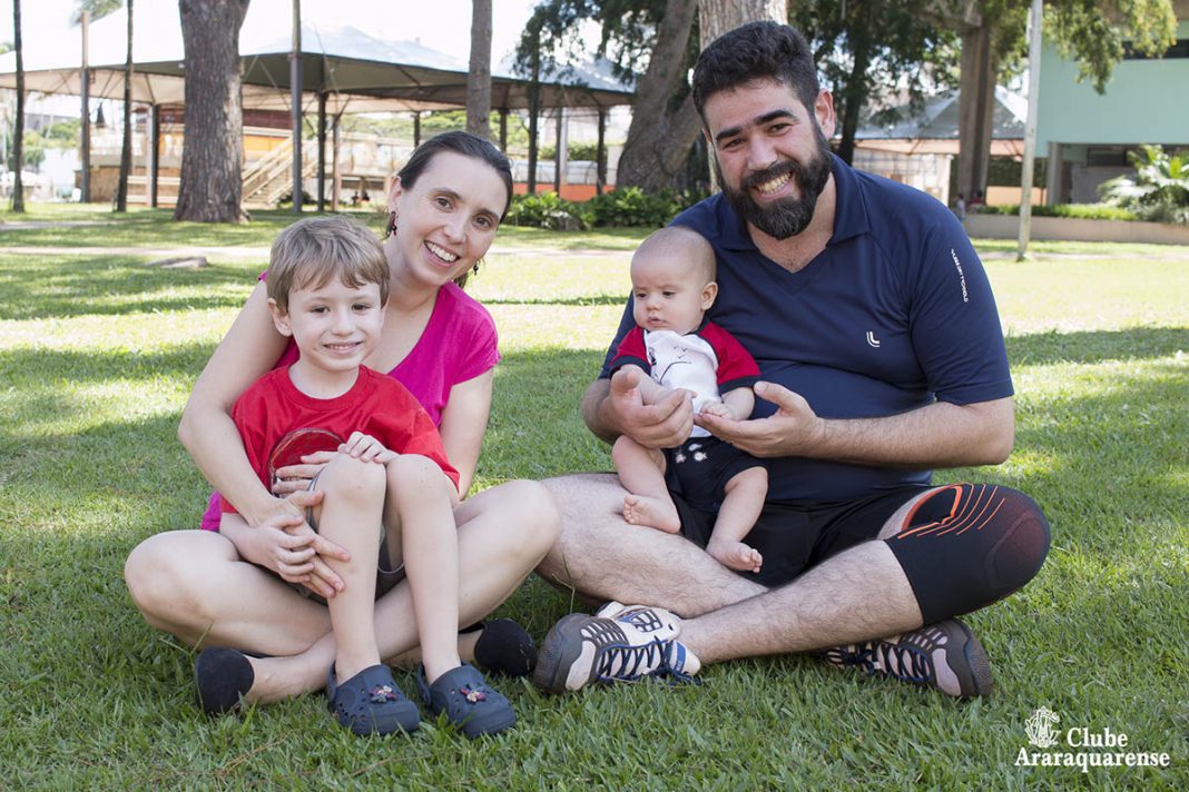 O alto astral e o clima gostoso de verão proporcionam momentos descontraídos em família. André, Débora, Gabriel e Bernardo.