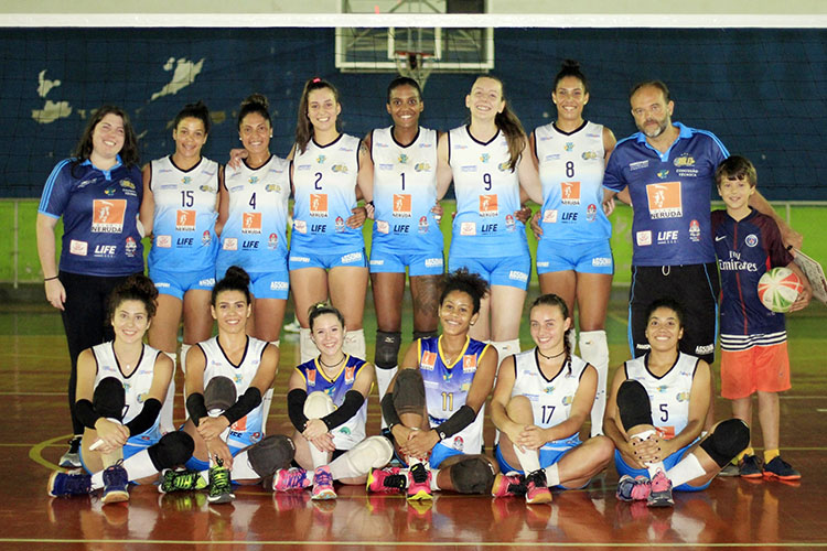 Meninas de Araraquara comemoram ponto em São Carlos Foto: Jonas Bezerra