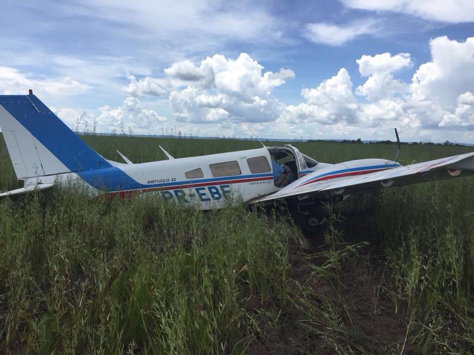 Interceptado pelo Tucano da FAB, o avião foi obrigado a pousar em uma fazenda