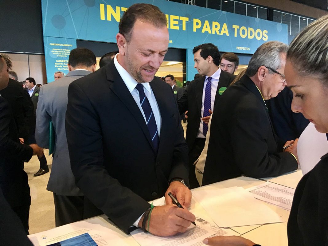 O prefeito Edinho esteve em Brasília para assinar a adesão de Araraquara ao programa Internet para Todos