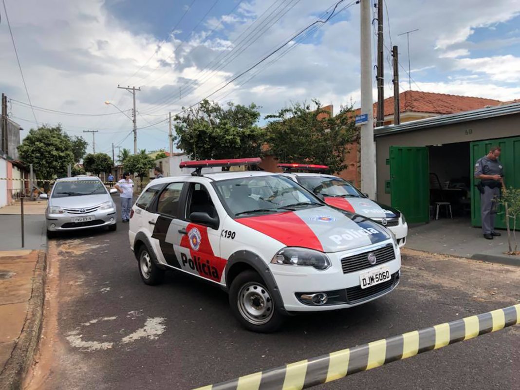 A casa do aposentado foi isolada para o trabalho da Polícia Científica