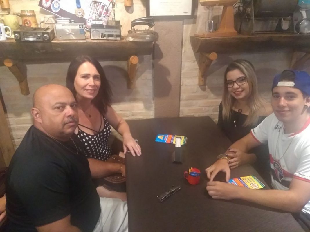 Família reunida no Kero Kero lanches