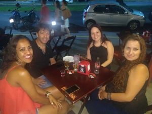 Amigos se divertem no Boteco Napoleão