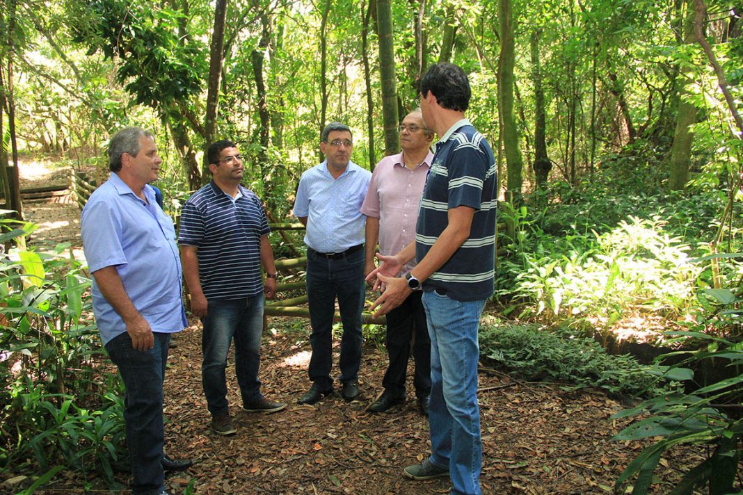 Os vereadores fizeram a visita com o sentido de fiscalizar a situação do parque