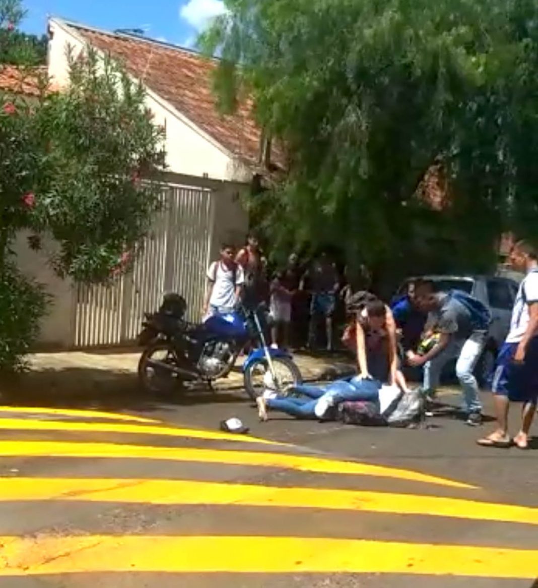 Alunas se agridem em frente a uma escola de Araraquara