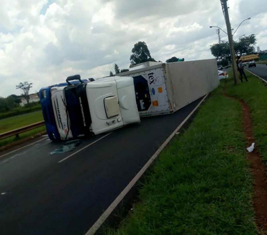 O caminhão tombou na pista atrapalhando o trânsito