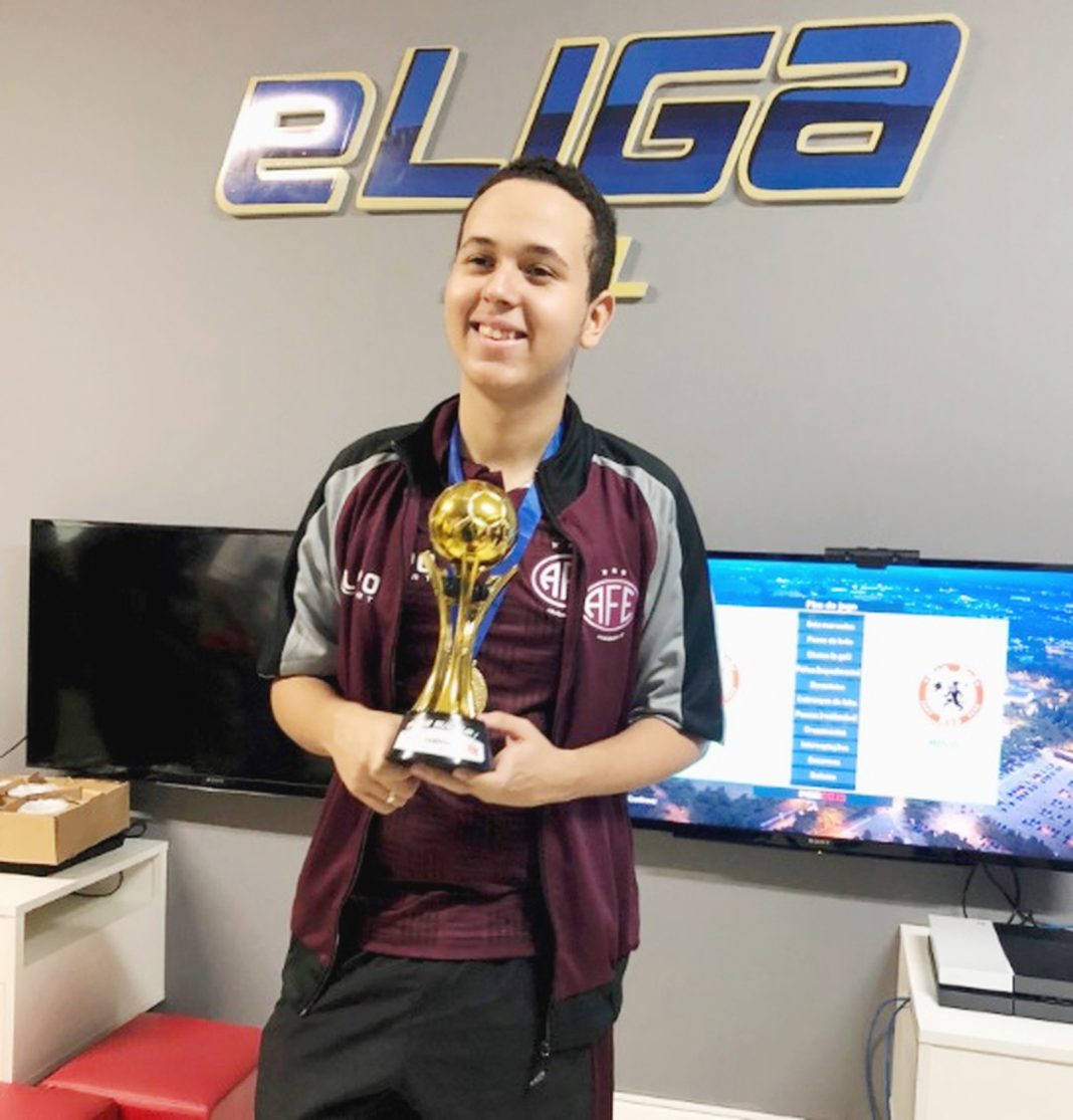 Henrykinho conquistou o título da e-LigaSul Cup de Pro Evolution Soccer Foto: Divulgação