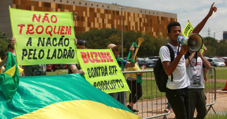 Manifestantes voltam às ruas e pedem que ministros do STF preservem a dignidade da corte máxima do país