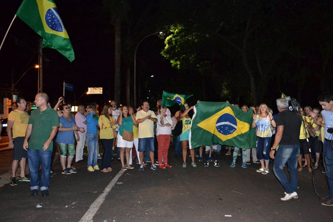 Cerca de 100 pessoas participaram do protesto em Araraquara - Fotos: O Imparcial