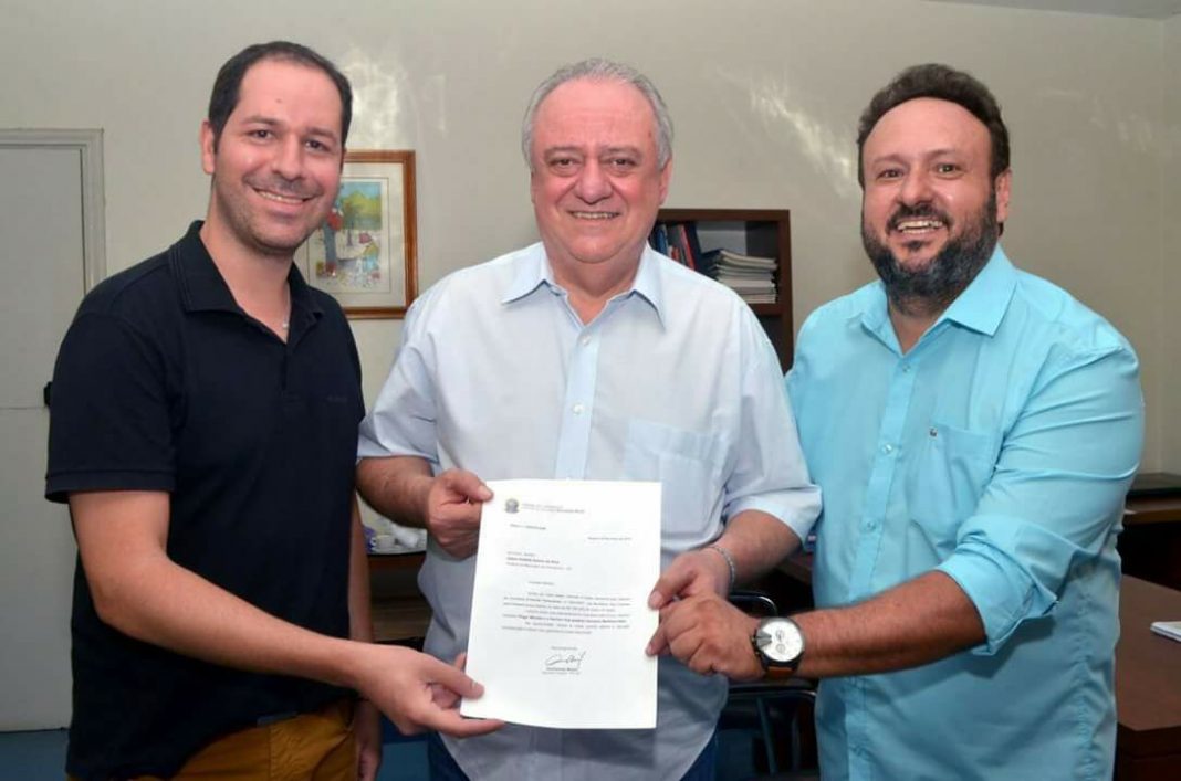 O vice-prefeito, Damiano Neto, e o vereador Roger Mendes (PP) com o assessor parlamentar Égio Júnior