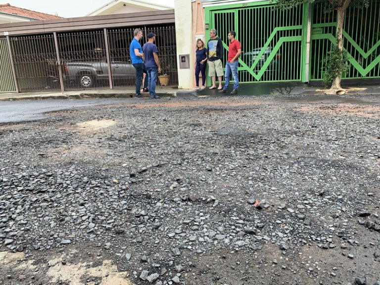 Moradores da Vila Xavier enfrentam problemas de asfalto há anos