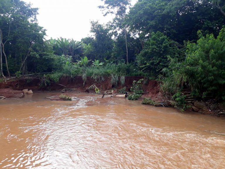 Tubulação rompe e 18 mil litros de esgoto são despejados por minuto no Córrego do Ouro