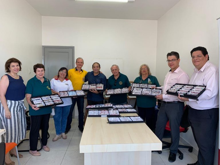 PRESIDENTE DO ROTARY CLUB ARARAQUARA LESTE ENTREGA 200 ÓCULOS PARA O PROJETO OLHA E VÊ