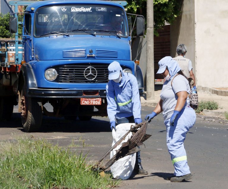 Equipes de mutirão contra dengue percorrem o Jardim das Estações