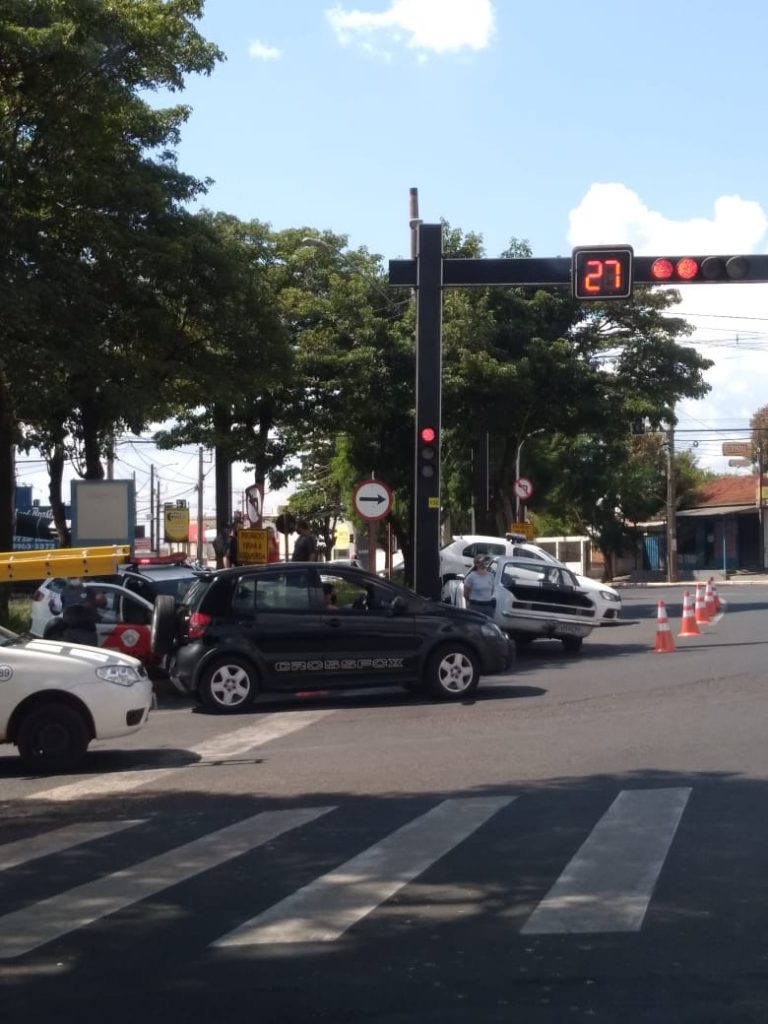Ladrão de carro provoca acidente  de trânsito no balão das Roseiras