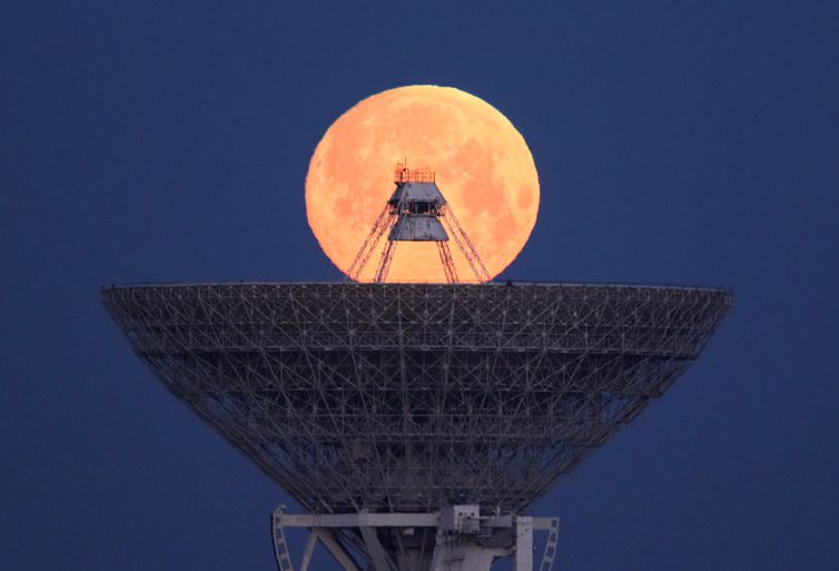 The moon is pictured beside the radio telescope RT-70 in the village of Molochnoye, Crimea February 19, 2019.  REUTERS/Alexey Pavlishak NO RESALES. NO ARCHIVES.