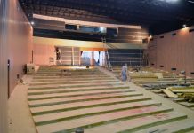 Empresa contratada executará os reparos no piso do palco do Teatro municipal sob garantia, sem custos adicionais ao município