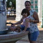 A pequena Heloisa, para fugir dos 43 graus, acabou se refrescando no bebedouro