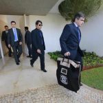 Agentes saíram da casa de Aécio em Brasília carregados de malotes