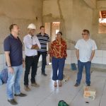 foto10 Prefeito Edinho vistoria obra de escola no bairro Laura Molina na região do Valle Verde 30ago19 Tetê Viviani