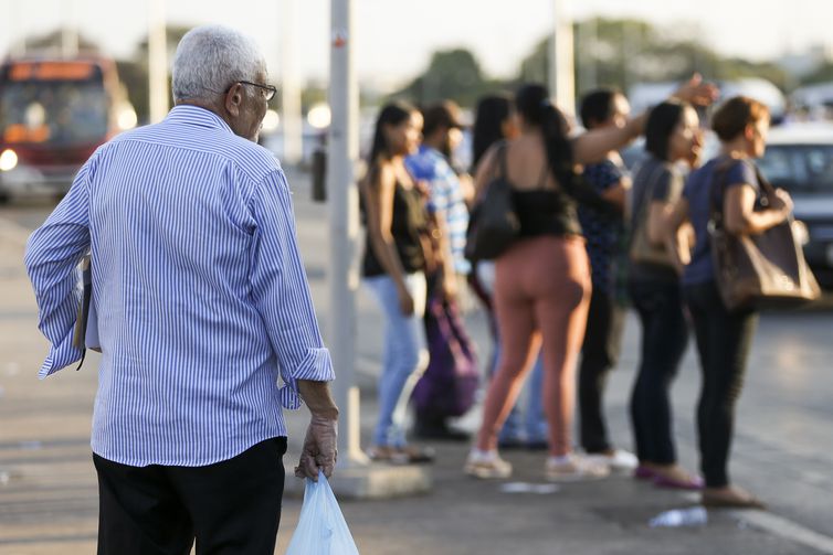 Idosos na região central de Brasília.