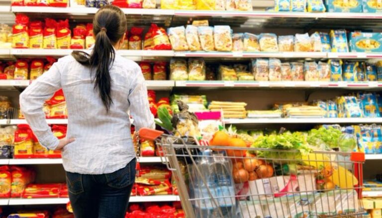 Consumo das famílias compensa juros e leva desemprego ao menor nível