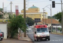 Dois jovens ficam em estado grave após acidente de motocicleta no Jardim Indaiá