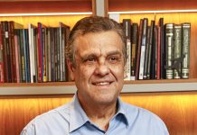 A capa do livro virou. A luz piscou