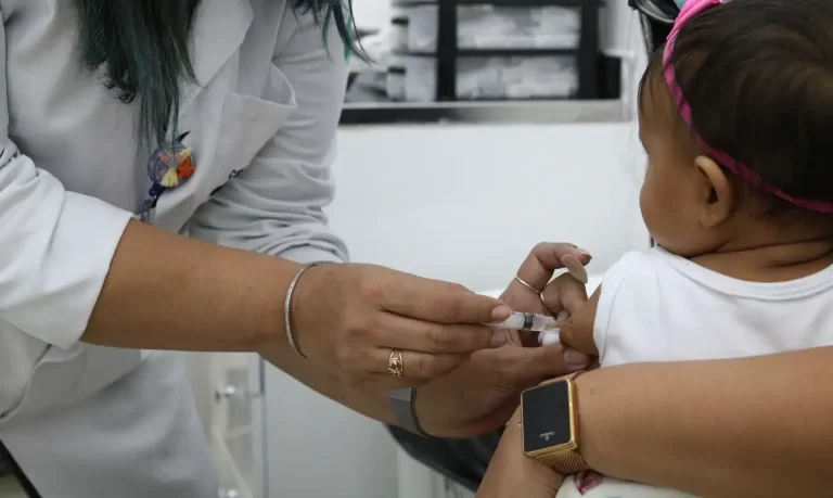 Prefeitura disponibiliza vacina Pneumo 20 nas unidades de saúde e amplia proteção contra doenças graves na infância