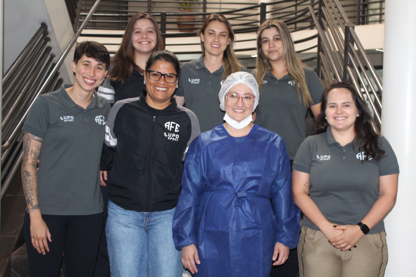 Coordenadora do curso Patrícia Aleixo e a comissão técnica do futebol feminino da Ferroviária