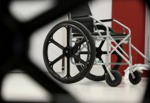 127 pacientes aguardam para receber cadeiras de rodas da Secretaria da Saúde