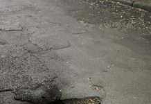 Entregador fica ferido em queda com moto em buraco no Quitandinha