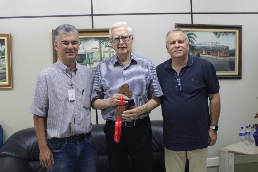 Santa Casa de Araraquara entrega agradecimento à Uniara pelo apoio à Corrida Beneficente