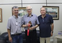 Provedor da Santa Casa de Araraquara entrega agradecimento à Uniara pelo apoio à corrida beneficente