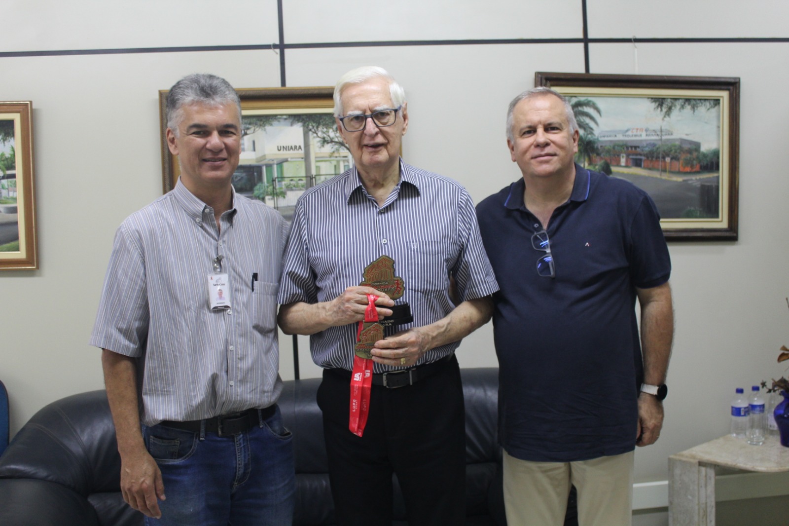 Santa Casa de Araraquara entrega agradecimento à Uniara pelo apoio à Corrida Beneficente
