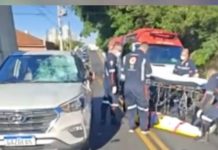 Ciclista, de 19 anos, fica ferido em colisão com carro na Vila Xavier