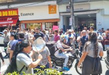 Funcionários de terceirizada fazem protesto por falta de pagamento em frente à Prefeitura