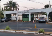 Condomínio de Bolsonaro tem queima de fogos, convite para churrasco e mensagens apagadas no grupo de WhatsApp após prisão