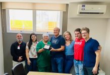 Vice-presidente do TCE-SP entrega placa de moção ao setor de Central de material e Esterilização da Santa Casa