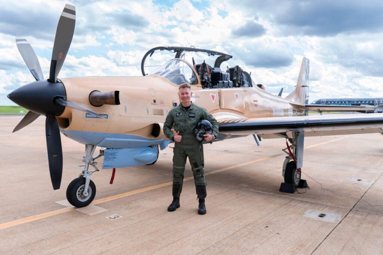 Militares poloneses visitam a Embraer de Gavião Peixoto