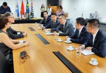 Prefeito Dr. Lapena se encontra com executivos da CRRC na Prefeitura