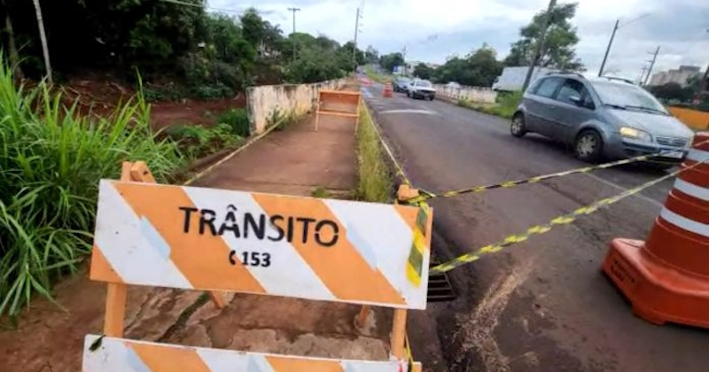 Queda de parede de contenção e processo erosivo motivaram interdição parcial da Ponte Domingos Zanin (foto - Portal Morada)