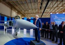 Com presença de Lula, Brasil apresenta primeiro caça supersônico produzido inteiramente no país