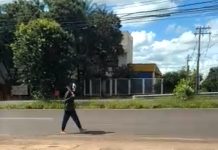 Homem em surto, usando máscara e um facão é detido pela GCM na Padre José de Anchieta