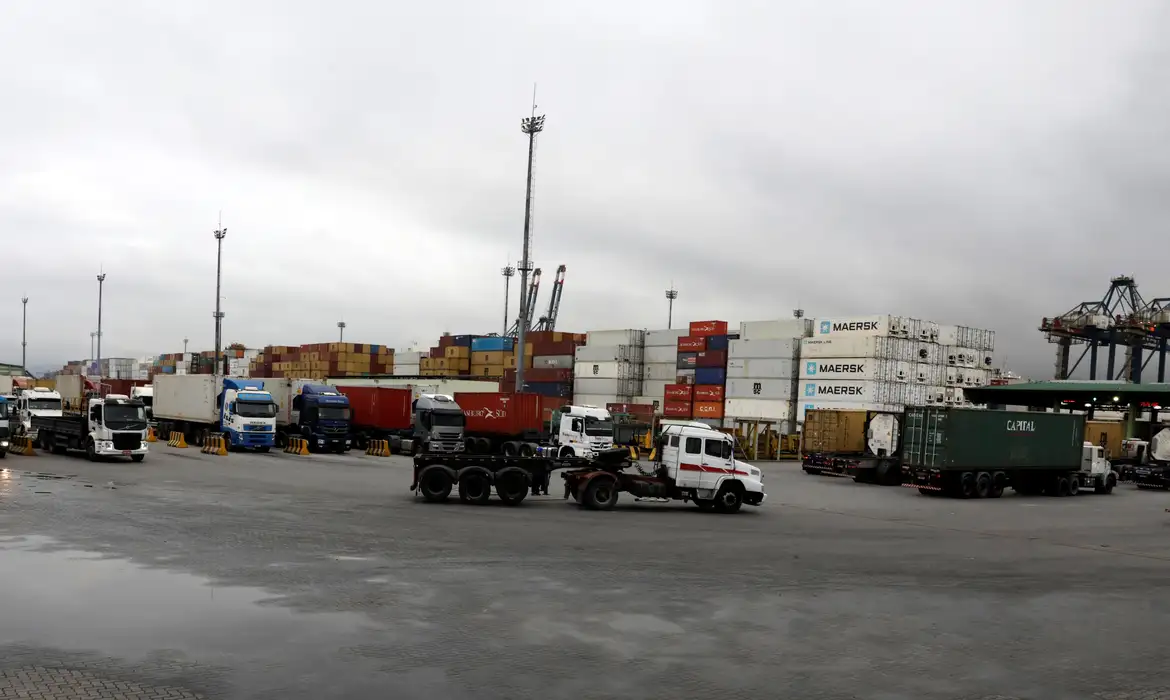 2020-04-29t000116z_1_lynxnpeg3s000_rtroptp_4_global-trade