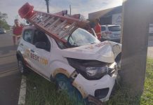 Carro de empresa de internet bate em poste na Manoel de Abreu