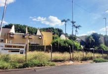 Antigo Tropical Shopping permanece abandonado enquanto Município tenta assumir imóvel