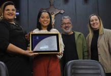 Câmara entrega Diploma de Honra ao Mérito a Thainara Faria