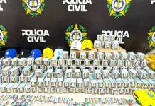 Polícia apreende mais de 200 mil figurinhas falsificadas da Copa