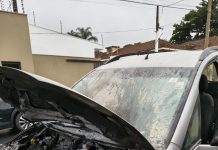 Carro pega fogo na Padre Antônio Cezarino